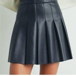 New Aritzia Sunday Best Black Vegan Leather pleated Mini Skirt Sz 2 Olive Micro